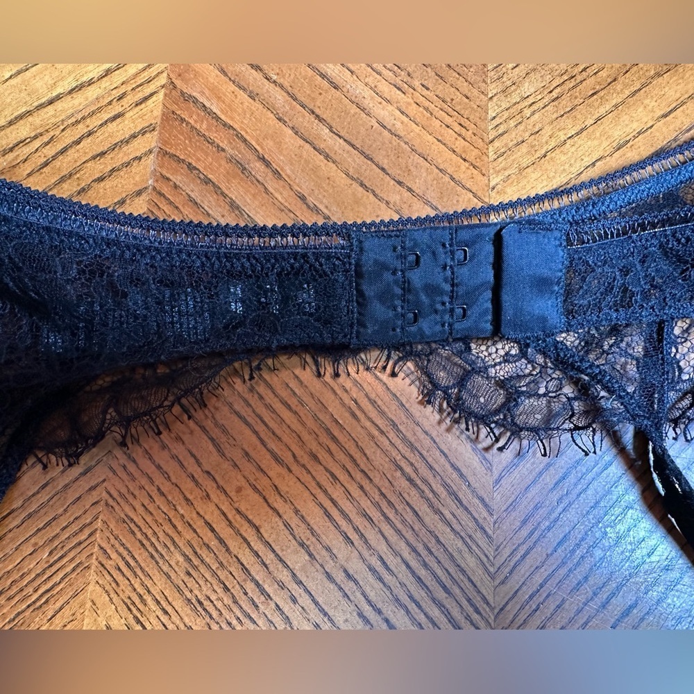 La Perla
Lace Onyx Suspender Belt - Picture 6 of 10